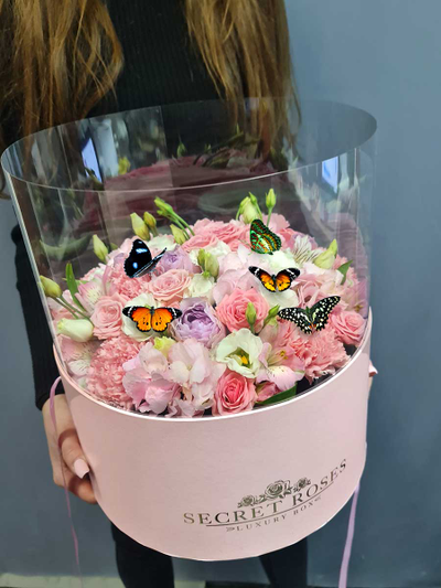 №102 Букет с пятью живыми бабочками в розовой прозрачной коробке с букетом в розовых тонах, этот букет не оставит равнодушным