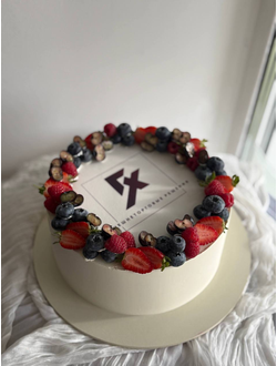 С венком ягод и логотипом