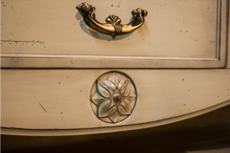 Комод с 4 дверьми и с 4 ящиками.