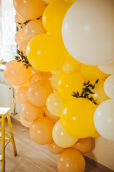 Оформление дня рождения в бело-жёлтых оттенках № 1468