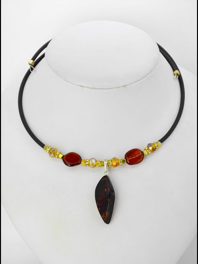 Колье на пружине с янтарем с бижутерией