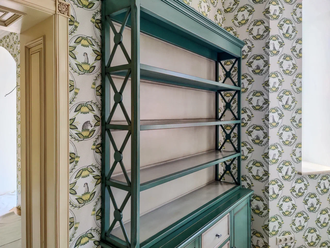 Стеллаж высокий на тумбе с боковыми перекрестиями.