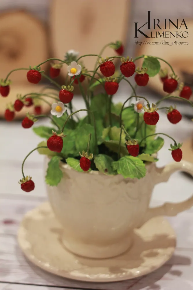 Работа Ирины Клименко. Использован молд "Лесная земляника"