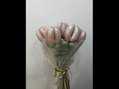 Букет из шаров в упаковке с надписью 7 тюльпанов