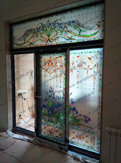 Витражная пленка, витражная пленка самоклеющаяся под заказ,пленочный витраж флора с голубыми ирисами