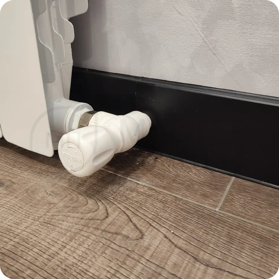 Современный подход: монтаж черного плинтуса Dollken Cubu Flex Life 80 для создания актуального интерьера.