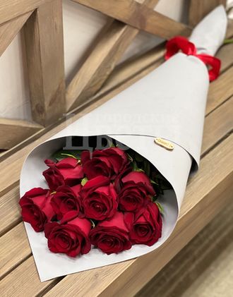 9 красных роз в крафт-бумаге