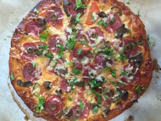 Пицца Пепперони 30см 700гр Дрожжевое румяное тесто, томатный соус с прованскими травами, слайсы пепперони, свежего томата, оливки, маринованный огурчик, шампиньоны и много сыра.
