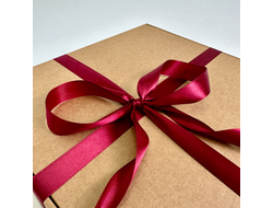 Большая подарочная коробка GILEV 37x37x14 см с бордовой лентой и наполнителем крафт
