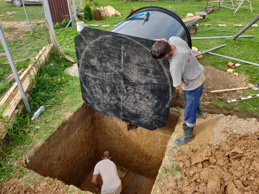 Выравнивание песчаной подушки по уровню, спуск станции