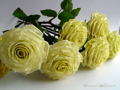 Желтые розы из полимерной глины полноразмерные