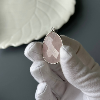 Кулон каплевидной формы в огранке розовый кварц 30-33х20-25 мм, цена за штуку