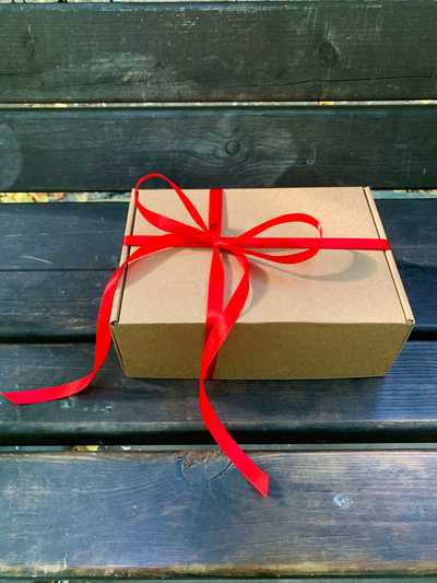 Подарочная коробка GILEV 22х16х8см с красной лентой и наполнителем