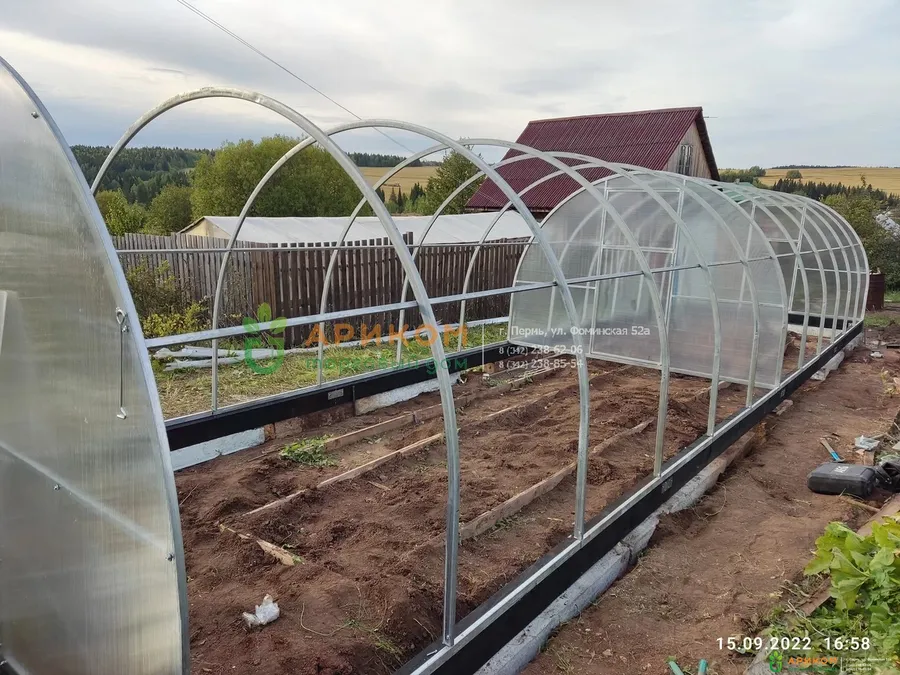 Сборка каркаса. Дополнительно смонтирована перегородка по середине теплицы.