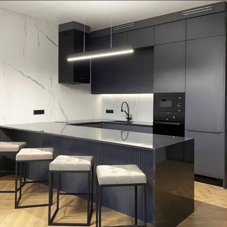 Кухня угловая с барной стойкой, 1200*2800 мм. Материал фасадов ЛДСП Egger. Столешница из искуственного камня. Срок  изготовления от 21 рабочий день. Цена на момент изготовления 197000 руб.