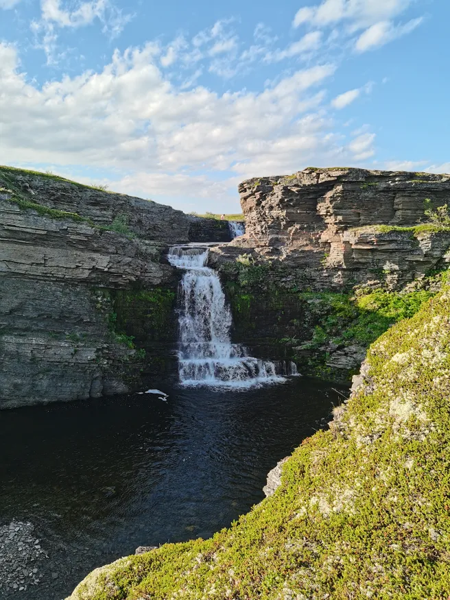 Водопад на полуострове Средний
