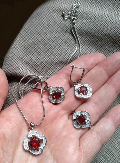 (АРТИКУЛ: 7703/52) КОМПЛЕКТ ЖЕНСКИЙ (КОЛЬЕ + СЕРЬГИ + КОЛЬЦО), МЕТАЛЛ ЦВЕТ "СЕРЕБРО", МЕЛКИЕ СТРАЗЫ, ТЕМНО-КРАСНЫЕ КРИСТАЛЛЫ