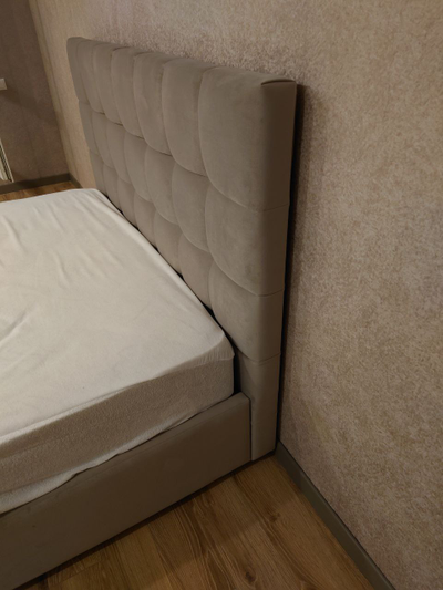 Современная дизайнерская кровать Мегаполис, мягкое высокое изголовье, квадратная стежка, фанера, усиленная металлом, с подъемным механизмом и бельевым ящиком