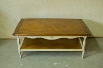 Журнальный стол с фигурной столешницей.