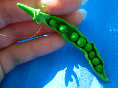 Кулон в виде стручка зелёного горошка - "Сказка о царе горохе"