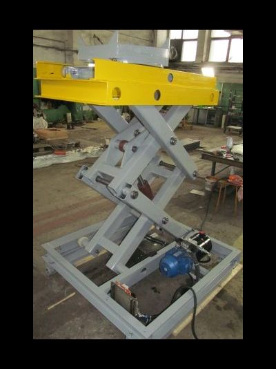 Ножничный подъемник для съема двигателя троллейбуса