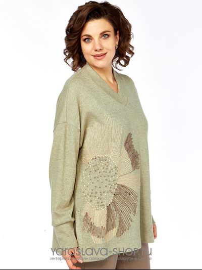 Женский костюм с трикотажным джемпером зеленого цвета и бежевыми брюками