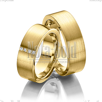 Классические обручальные кольца прямоугольного профиля из желтого золота с поперечной полоской брилл