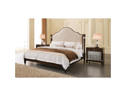 Кровать с балясинами и фигурным мягким изголовьем со светло-бежевой велюровой обивкой