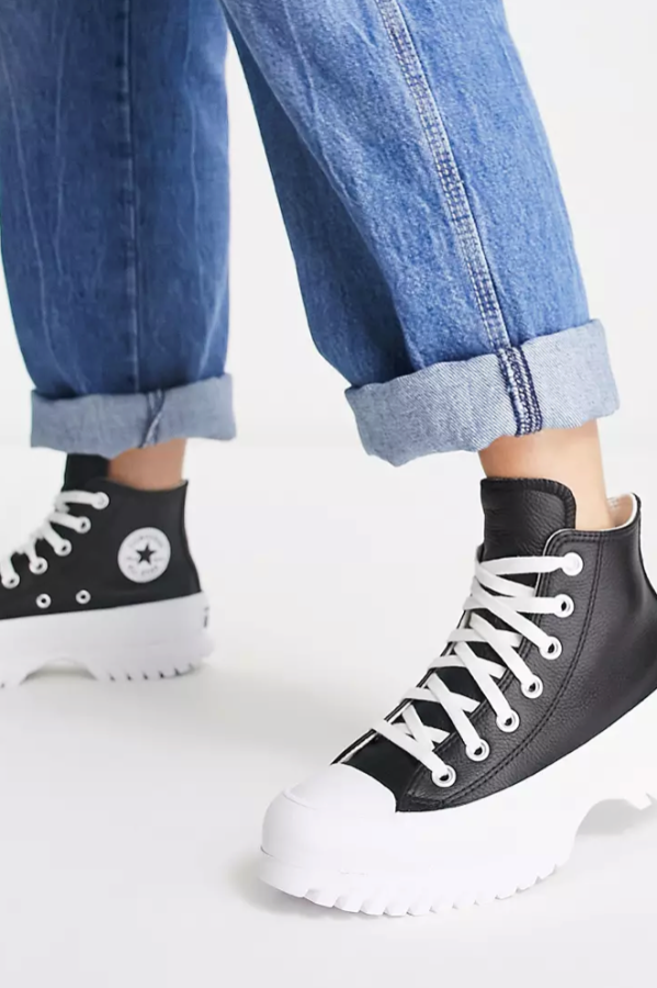 кожаные кеды converse на ноге на высокой платформе