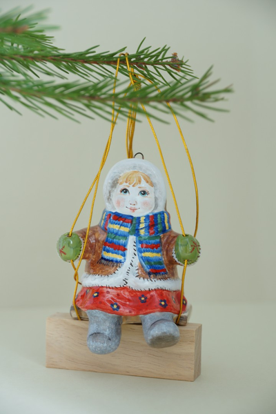 Маруся на качелях