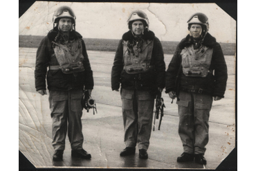 Летчики Костюченко и Кузнецов,  штурман-испытатель Сабуров. Семипалатинск, 1955 г.