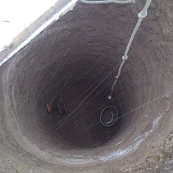 Рытье шахты колодца открытым способом в глине в п. Кирилловское Ленинградской области.