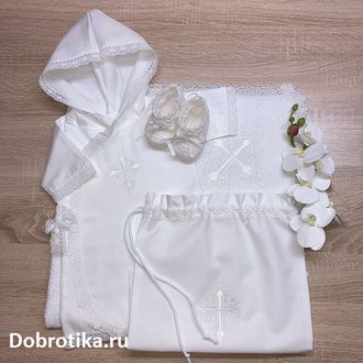 Крестильный набор для мальчика "Благодать": рубашка с капюшоном, махровое полотенце 95х95 см с капюшоном или без и кружевом, нарядные пинетки, мешочек для хранения; ткань на выбор, можно вышить любое имя