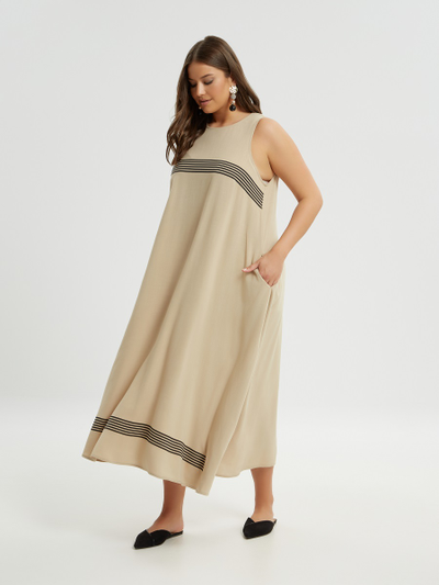 Летнее платье беж с эффектной черной отделкой