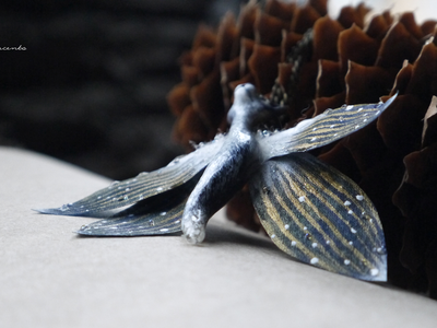 Миниатюрный кулон с бабочкой Ледяной Лисички