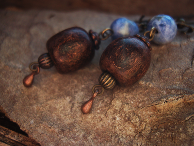 Бохо-серьги с содалитами и деревом "Небо над каштанами"