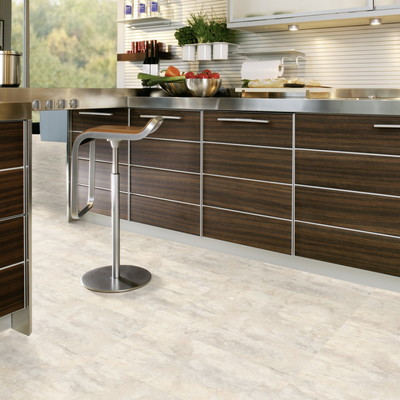 Виниловый пол Wineo 400 Stone Magic Stone Cloudy DB00136 в интерьере кухни