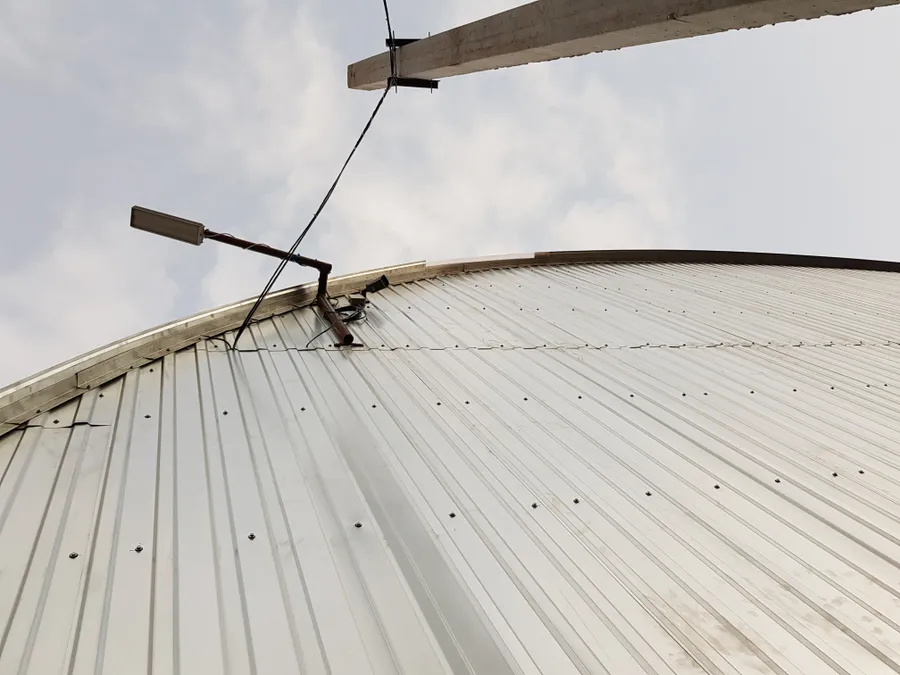 Протяжка троса и кабеля по жб столбам.