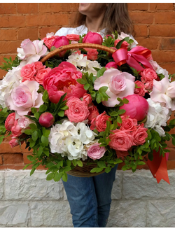 Огромная корзина из коралловых пионов, роз, кустовых роз и гортензии. Большая корзина с цветами
