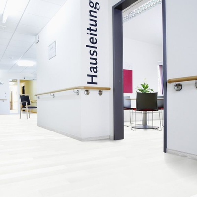 Биополы PURLINE Wineo 1500 wood XS Pure White PL025C в интерьере офисного здания