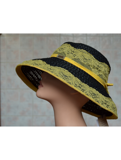 Черная шляпа с желтым кружевом из коллекции кружевных шляп лето 2017
