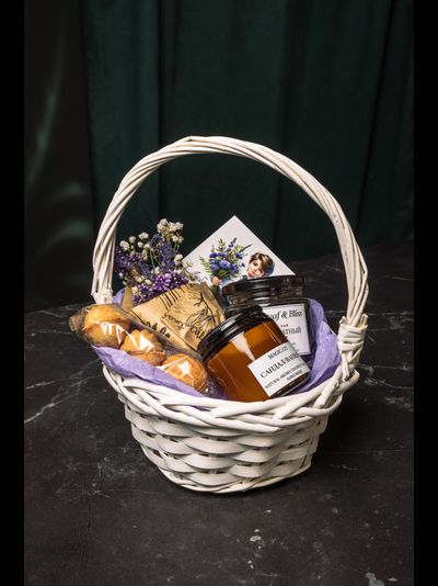 Корзинка с подарками