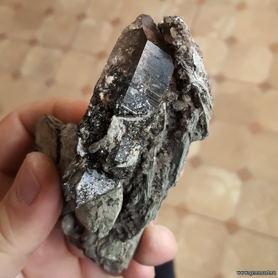 Дымчатый кварц с хлоритом и кальцит на хлорит-серицитовом сланце. Россия. 175*62*52мм