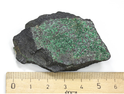 Уваровит кристаллы на породе, Кальцит, Урал (58*41*17 мм, 73 г) №25851