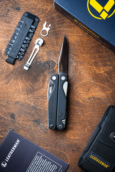 Leatherman Charge + с чехлом на кнопке, клипсой и битами