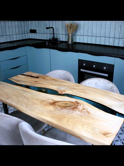 стол река из эпоксидной смолы для студии лазурного цвета