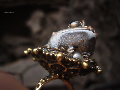 "Его Величество, Жабный Король", кольцо с лягушкой и жемчужиной