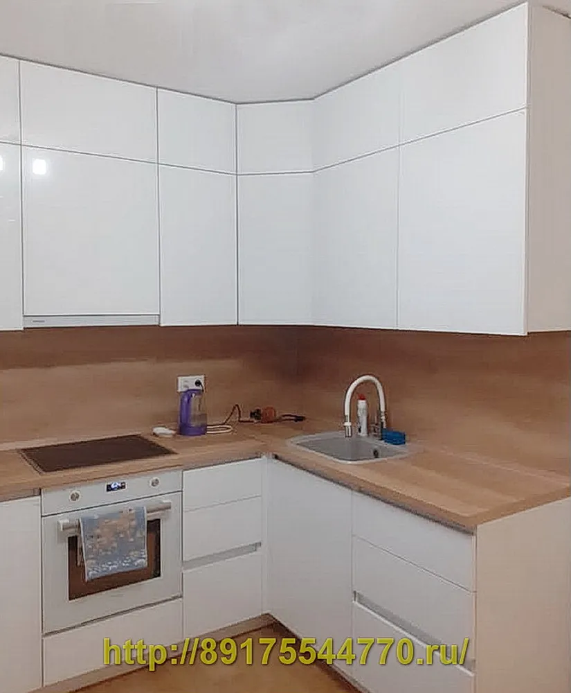 003 Кухня угловая.
Столешница Egger Дуб Небраска натуральный H3331, ST10.
Фасады: МДФ AGT /Турция/ Белый глянец 601.
Корпуса: ЛДСП Egger: W908 SM Белый базовый.
