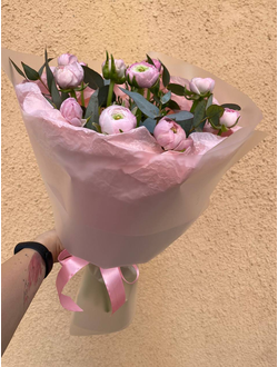 Букет розовых ранунклюсов