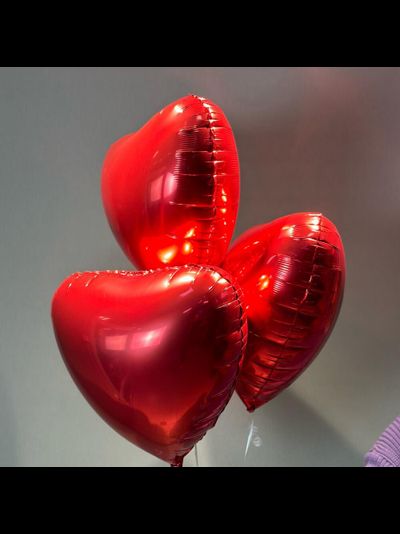 3 красных шара сердца